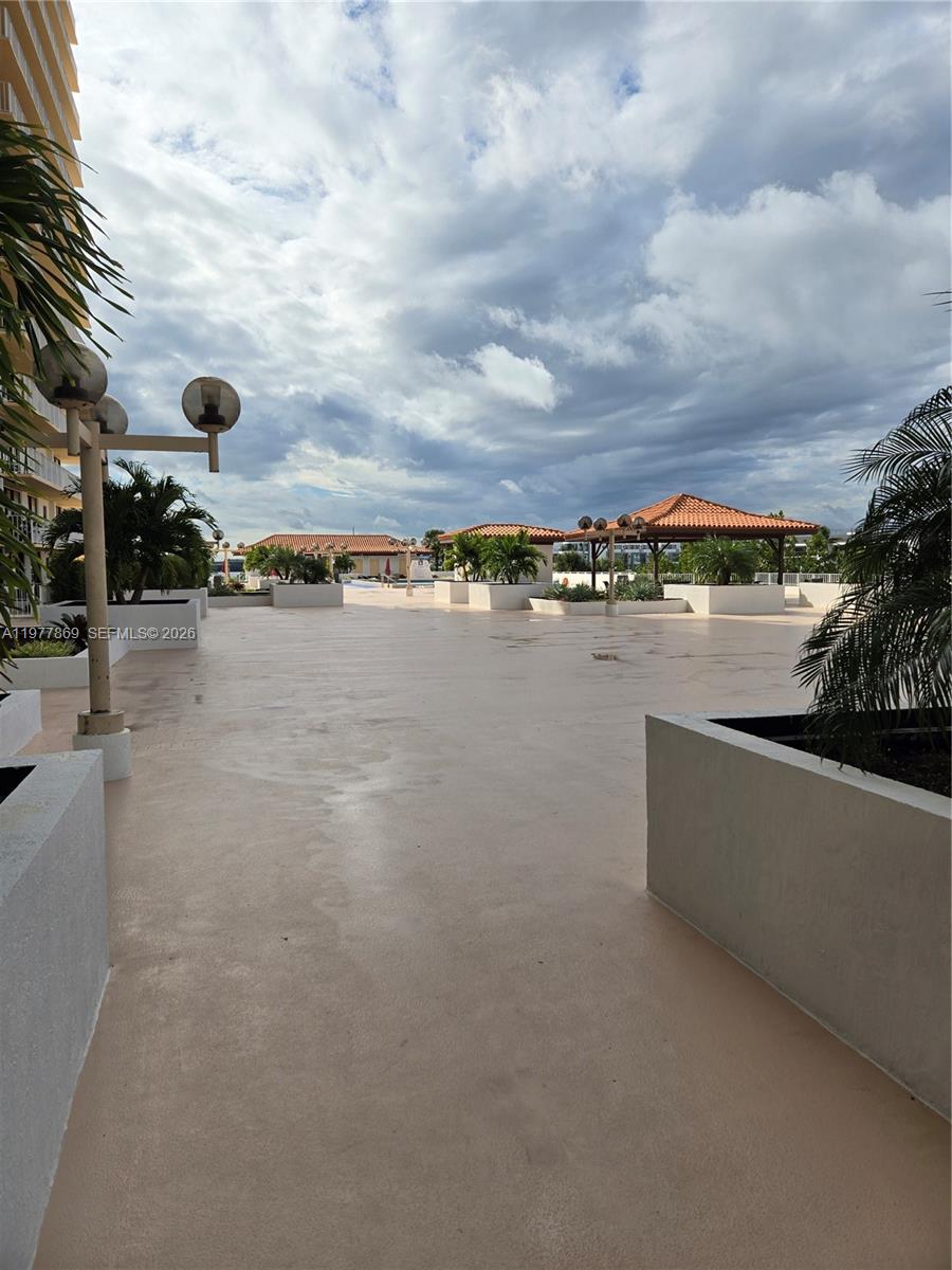 WINSTON TOWERS 700 CONDO - Residential