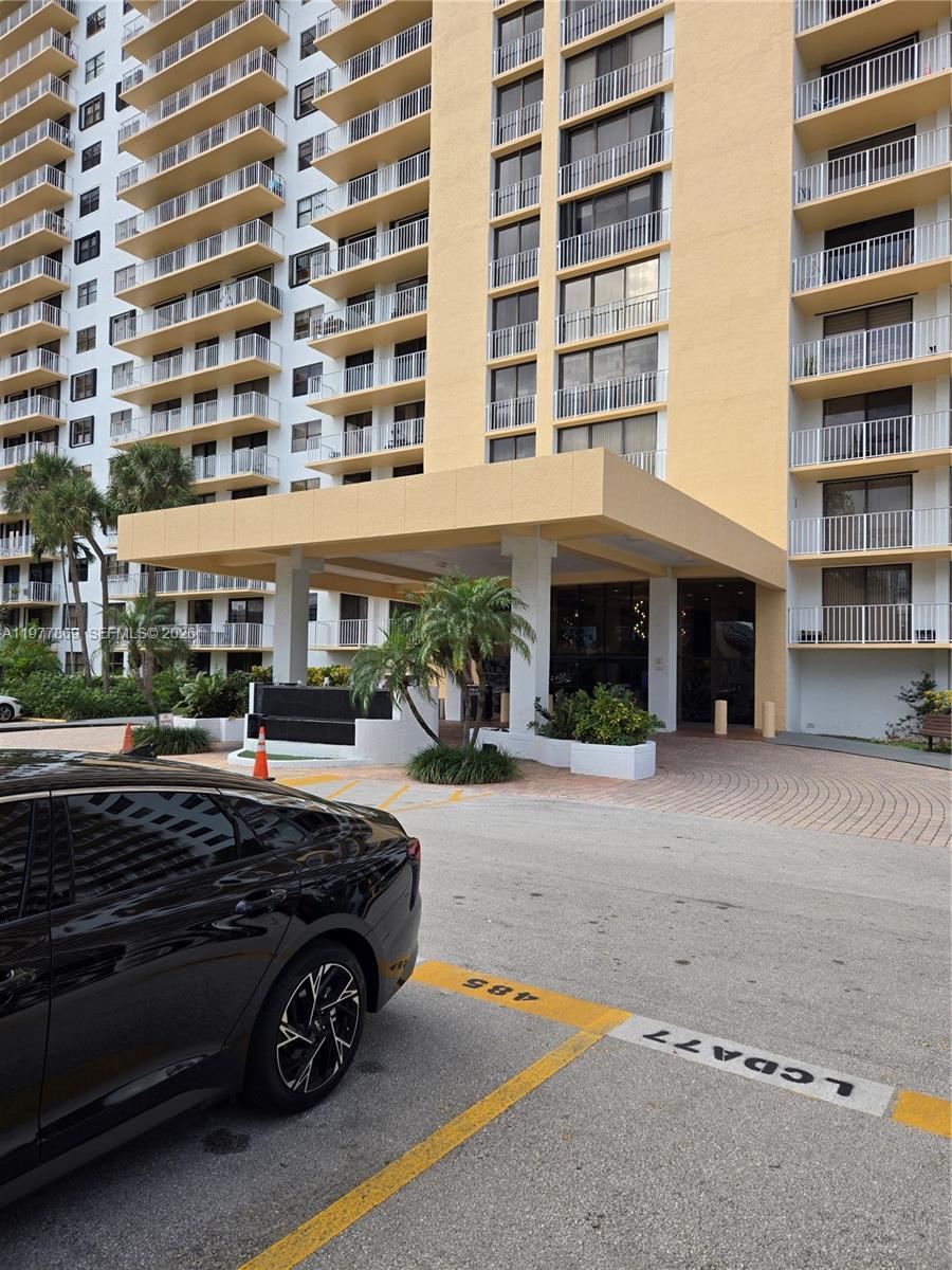 WINSTON TOWERS 700 CONDO - Residential