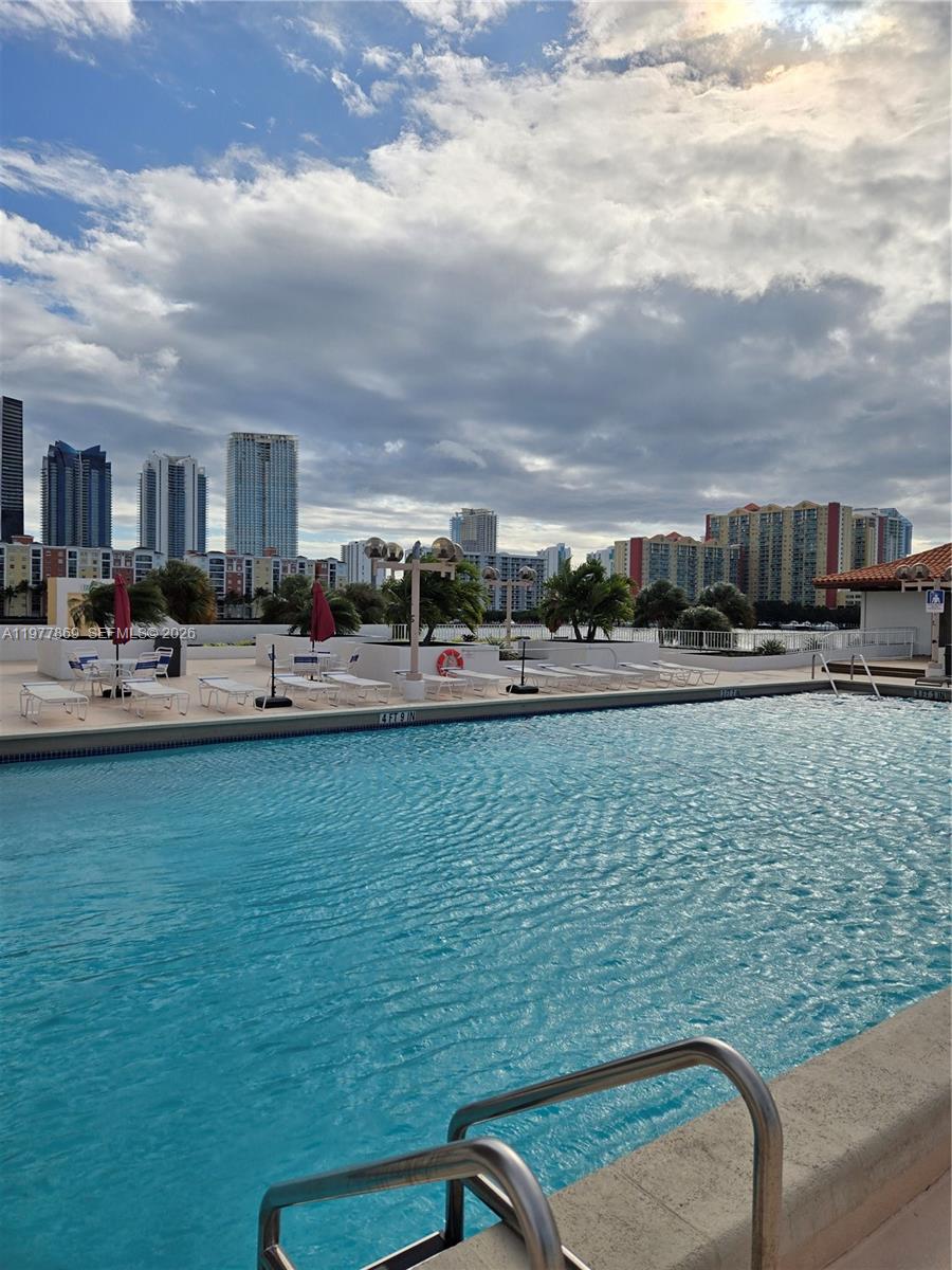 WINSTON TOWERS 700 CONDO - Residential