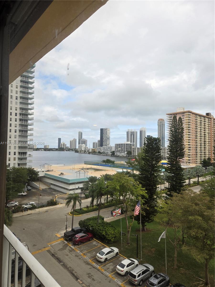 WINSTON TOWERS 700 CONDO - Residential