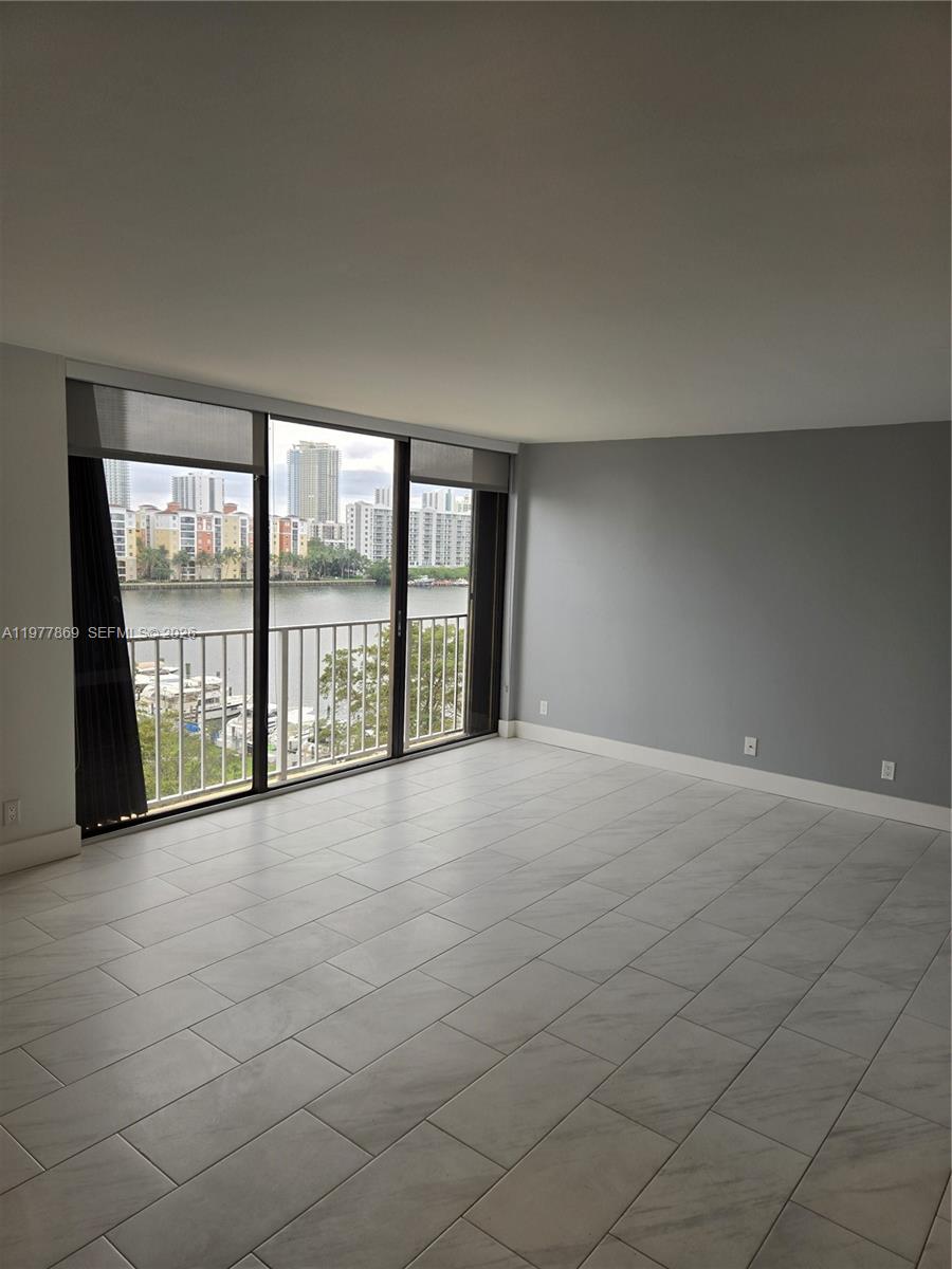 WINSTON TOWERS 700 CONDO - Residential