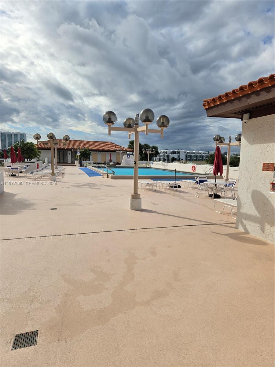 WINSTON TOWERS 700 CONDO - Residential