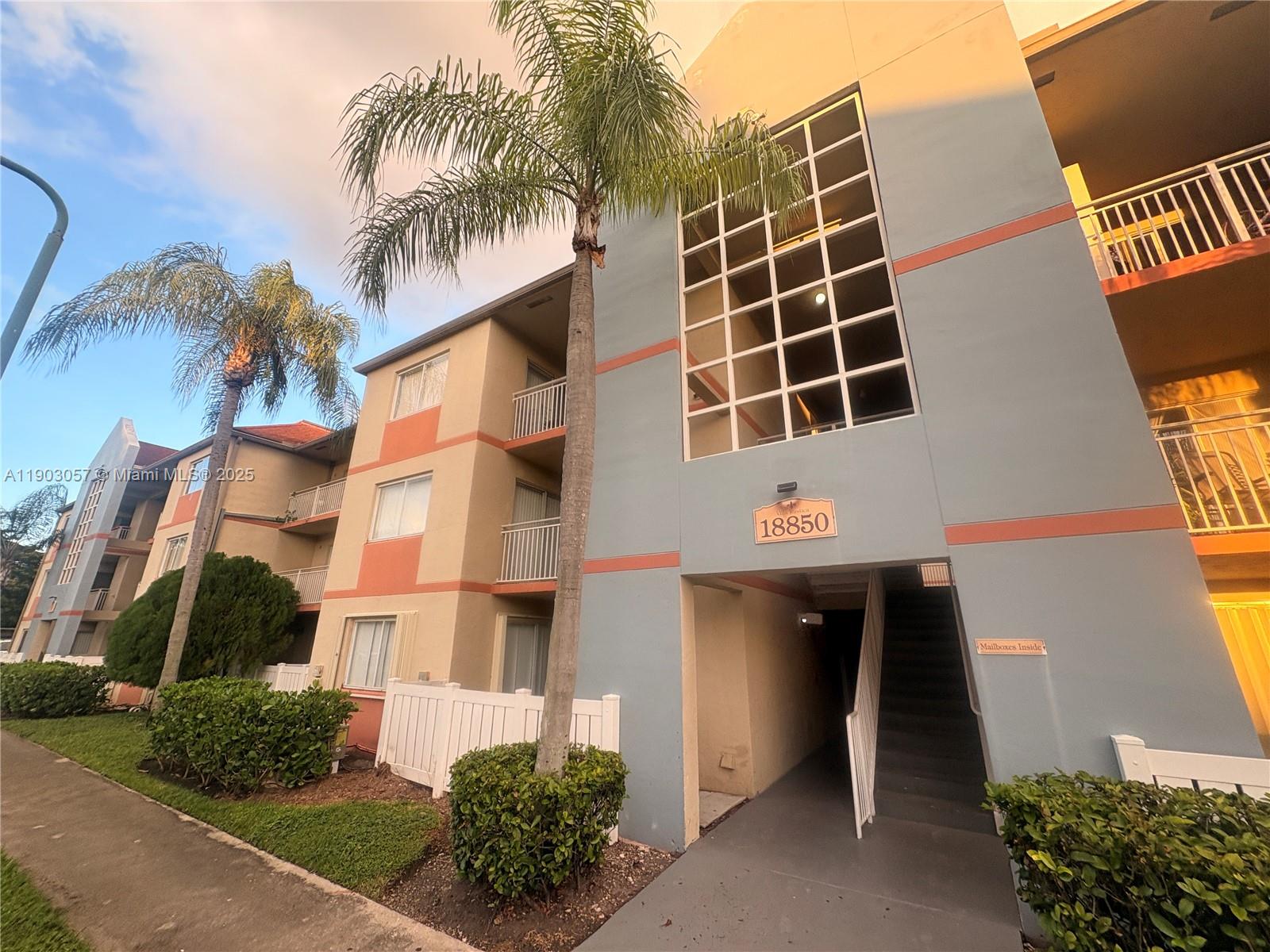 Motivated seller 5K sellers contribution. Spacious and well maintained condo with 2 bedrooms and 2 bathrooms, with washer and dryer in the apartment. The apartment includes a cupboard for utensils on the balcony and has high vaulted ceilings, a spacious kitchen with a large countertop and a practical integrated dining room. The master bedroom offers a large dressing room with access to the attic for more storage space, as well as a private balcony overlooking a quiet garden. This central condo is close to top-level schools, major shopping malls, Highway 826 and Florida Toll Highway. The Homeowners Association allows immediate rentals: up to three times a year or annually. An assigned parking space is included.