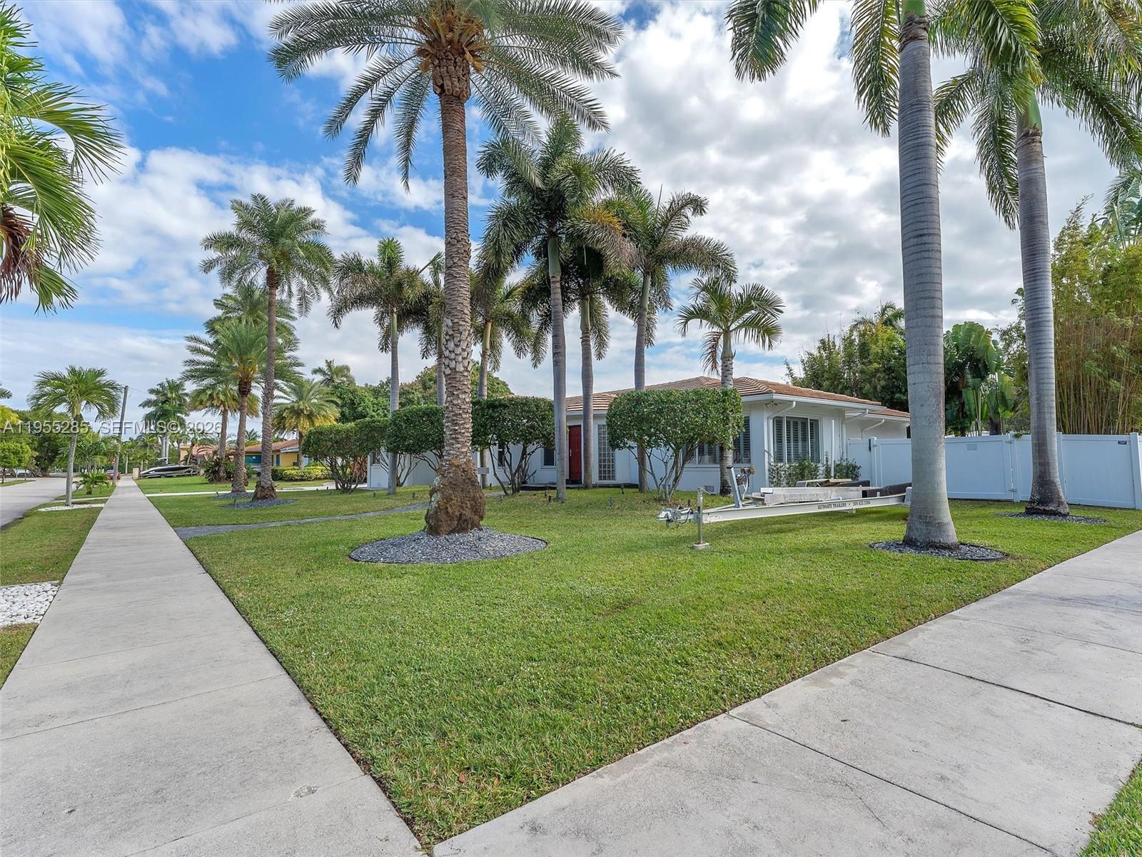 HOLLYWOOD LAKES SECTION - Residential