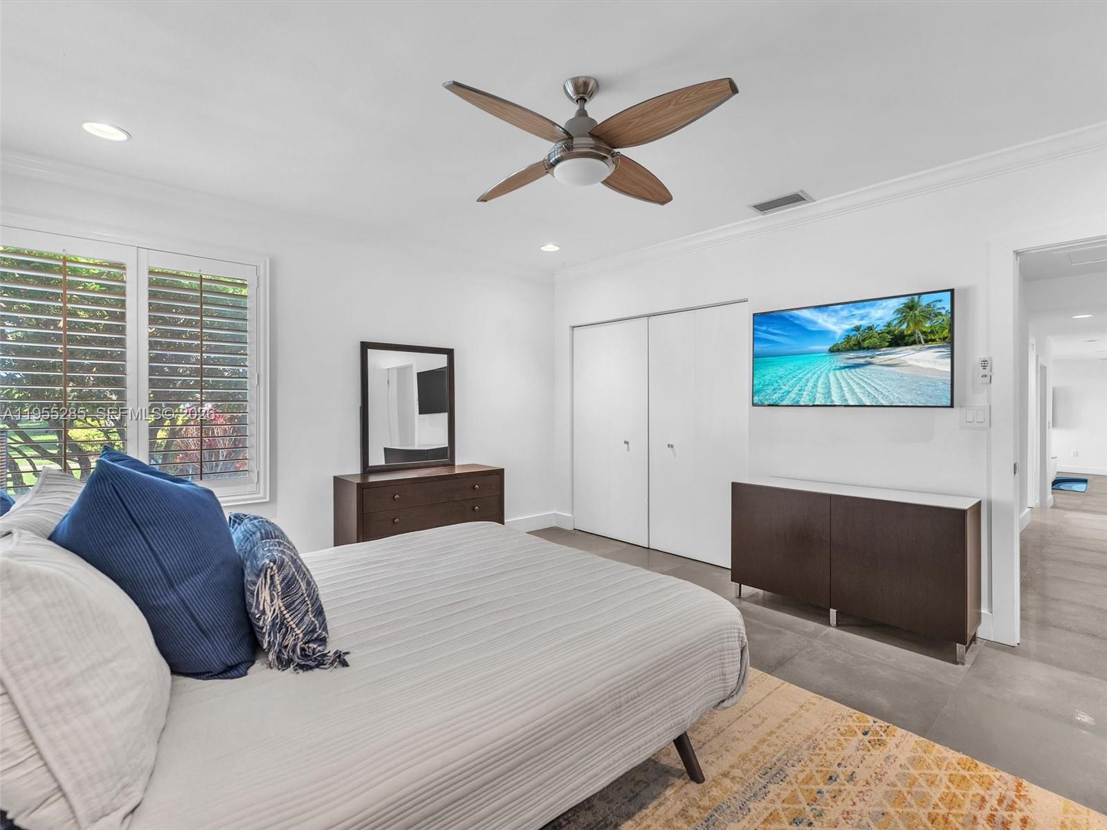 HOLLYWOOD LAKES SECTION - Residential