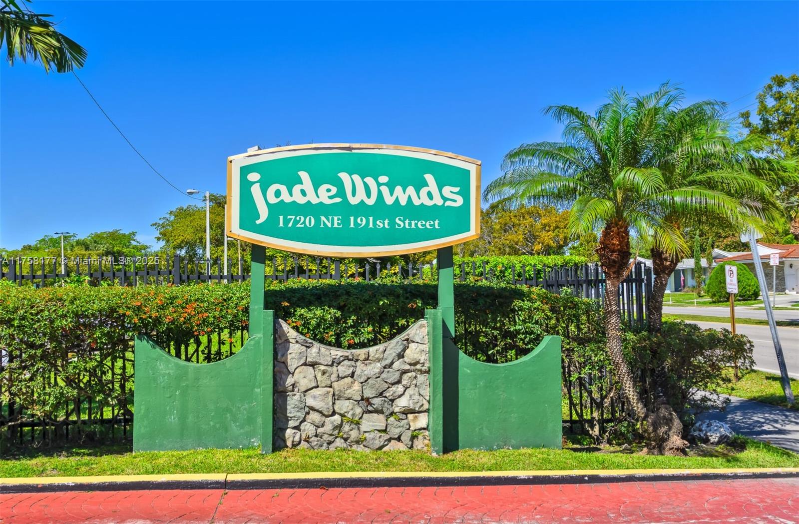 Quiet tree lined street, 2 bedroom convertible, 1.5 bath condo in gated community, seller motivated and priced to sell!  Deal just fell through because buyers credit score was below 675!  Don't pass up this opportunity!