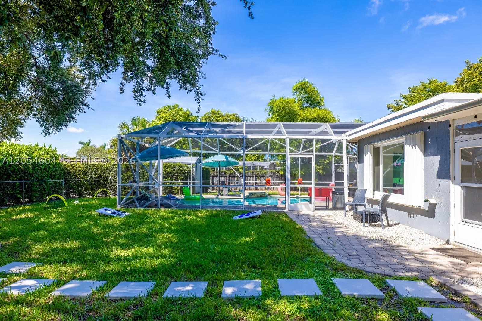 HOLLYWOOD HILLS - Residential