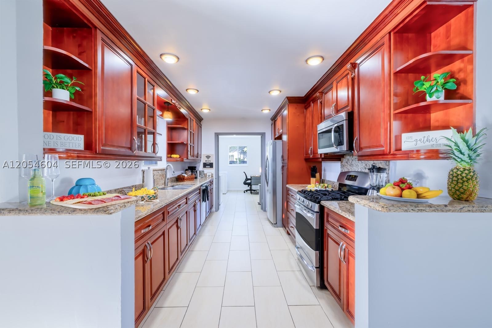 HOLLYWOOD HILLS - Residential