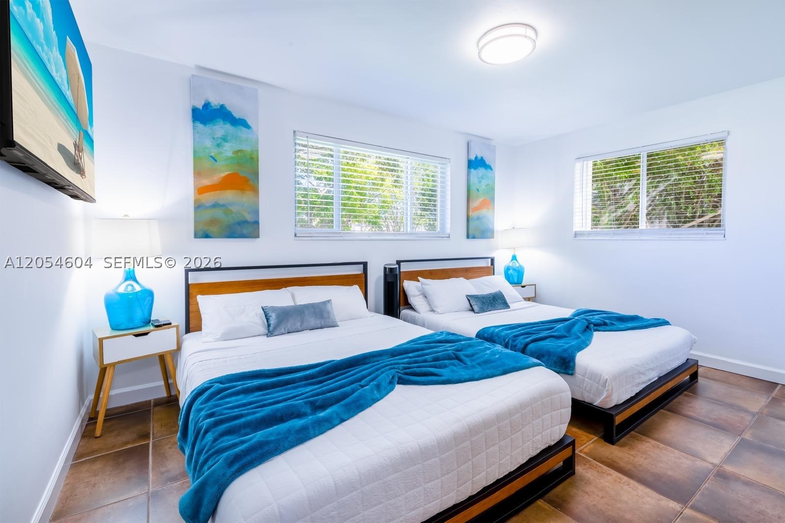 HOLLYWOOD HILLS - Residential