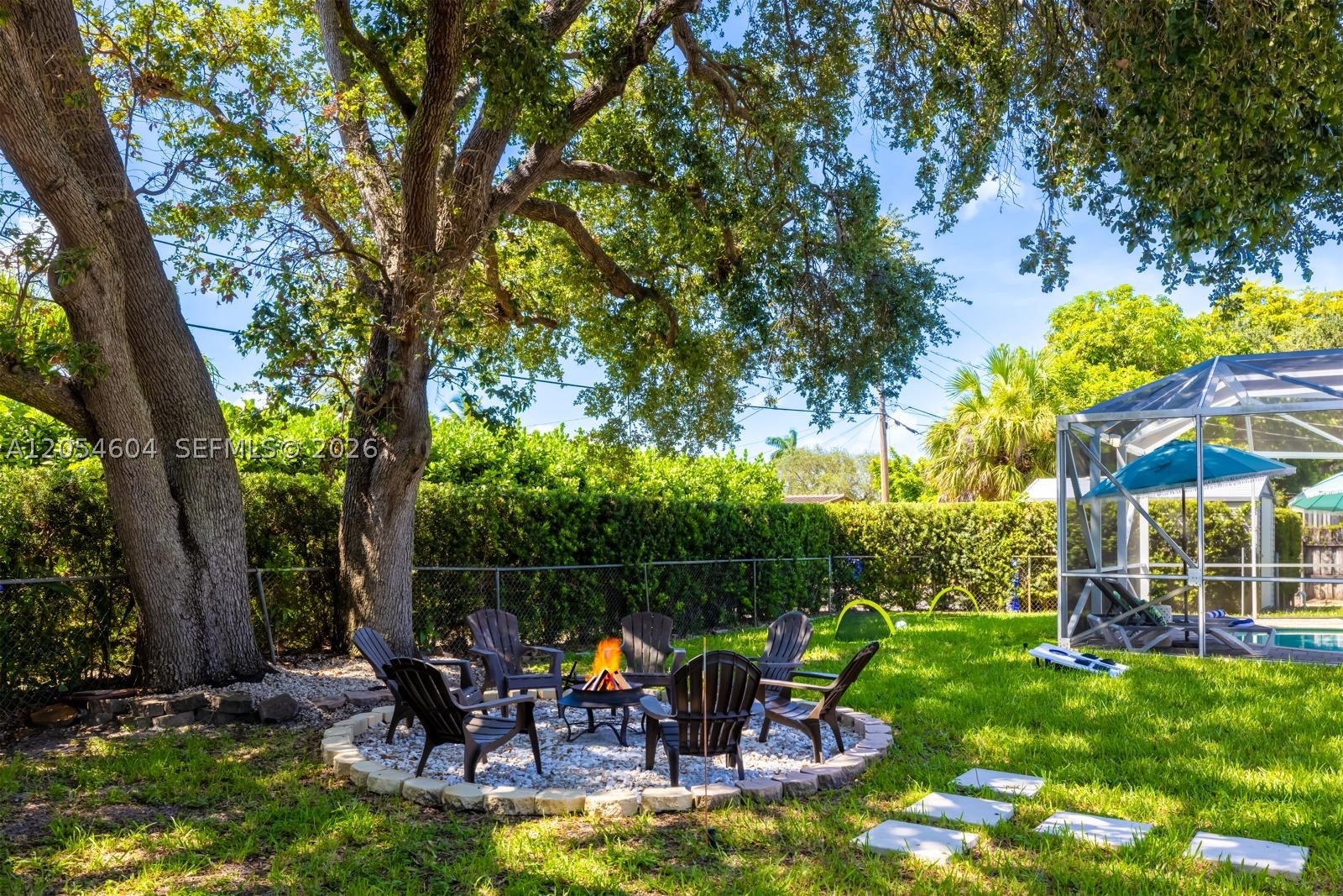 HOLLYWOOD HILLS - Residential