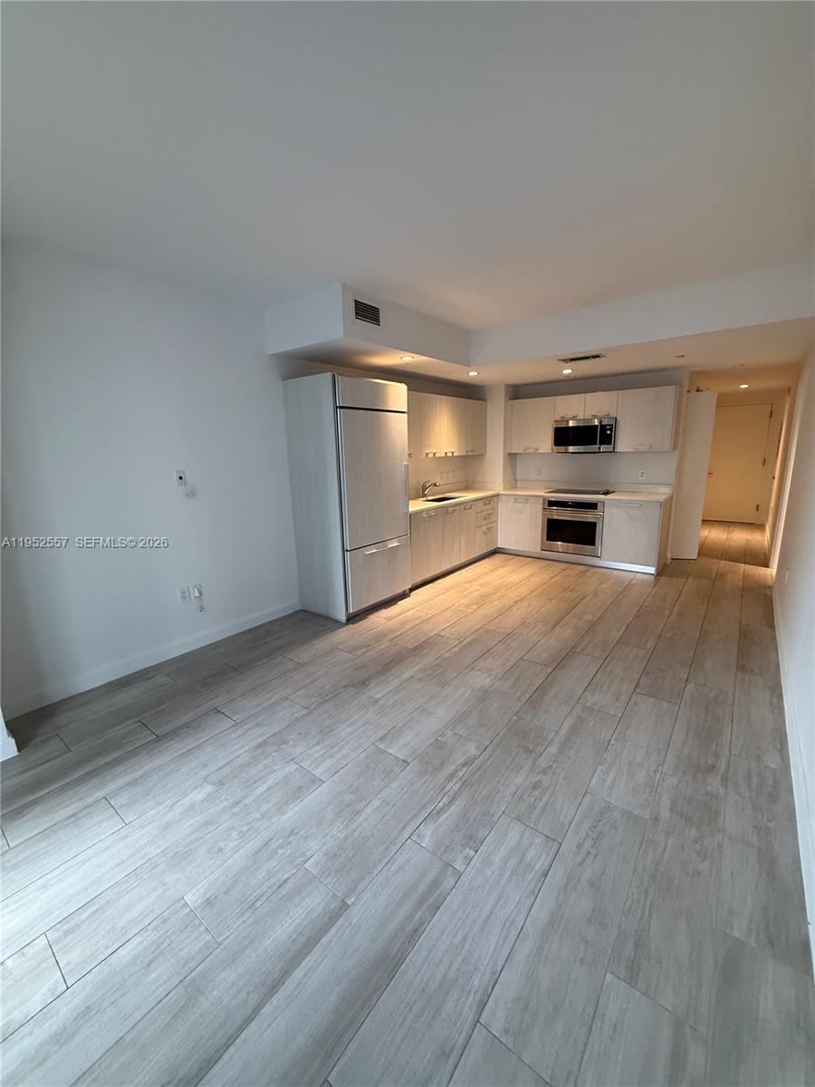 Turnkey 1BD + den with sliding door, ideal for home office or additional sleeping area. Located on the 10th floor, with a spacious balcony and unobstructed south-facing views of Brickell & Downtown. Prime Brickell Heights location steps from Brickell City Centre, dining, financial district, and public transit. Resort-style amenities include two pools, a business center, kids club, sauna, screening room, fitness center, plus Equinox—making this an excellent end-user or income-producing investment opportunity in the heart of Brickell.