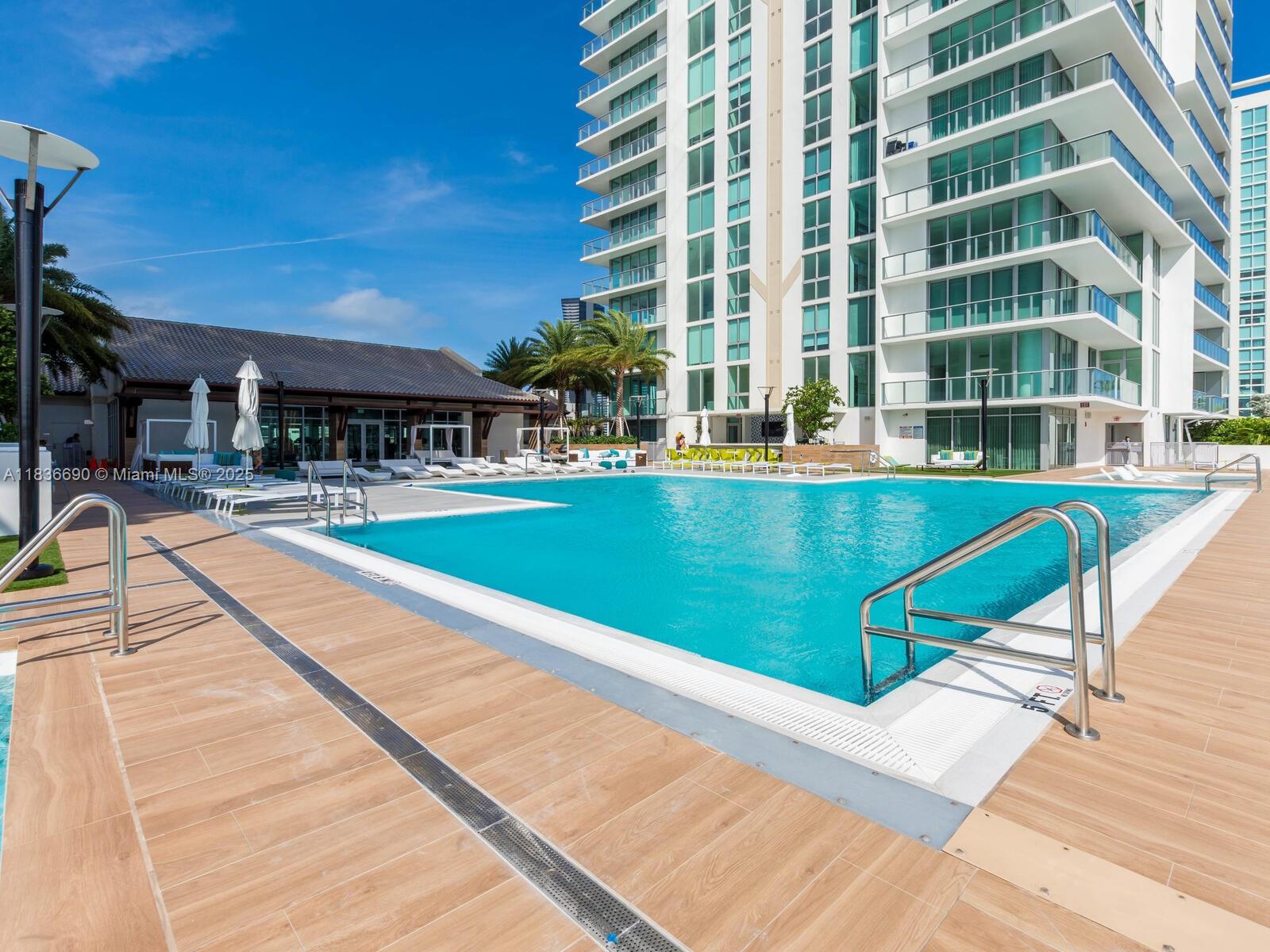 PARQUE TOWERS CONDO - Residential