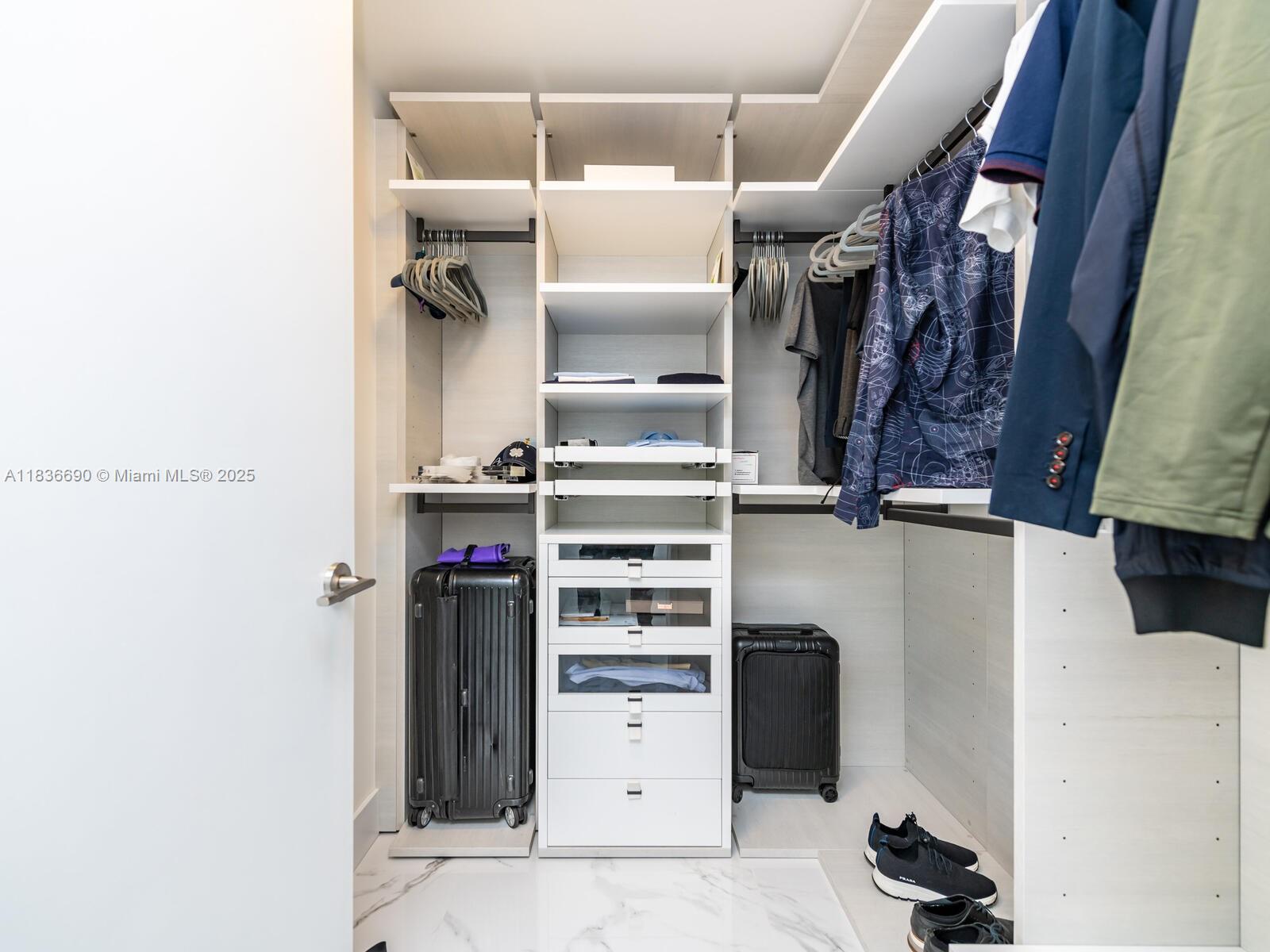 PARQUE TOWERS CONDO - Residential