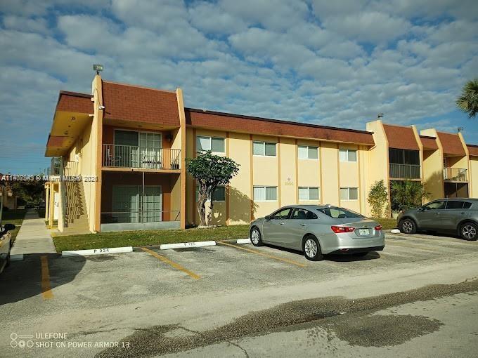 Stonebridge Condo features 2 Bedrooms, 2 Baths condo unit, great opportunity for an investment property currently occcupy by tenants paying $1,750 lease ends 01/08/27. well maintain apartment, community is close to shopping, restaurants and municipal transportations, well located, Allow 24Hrs to schedule showing.