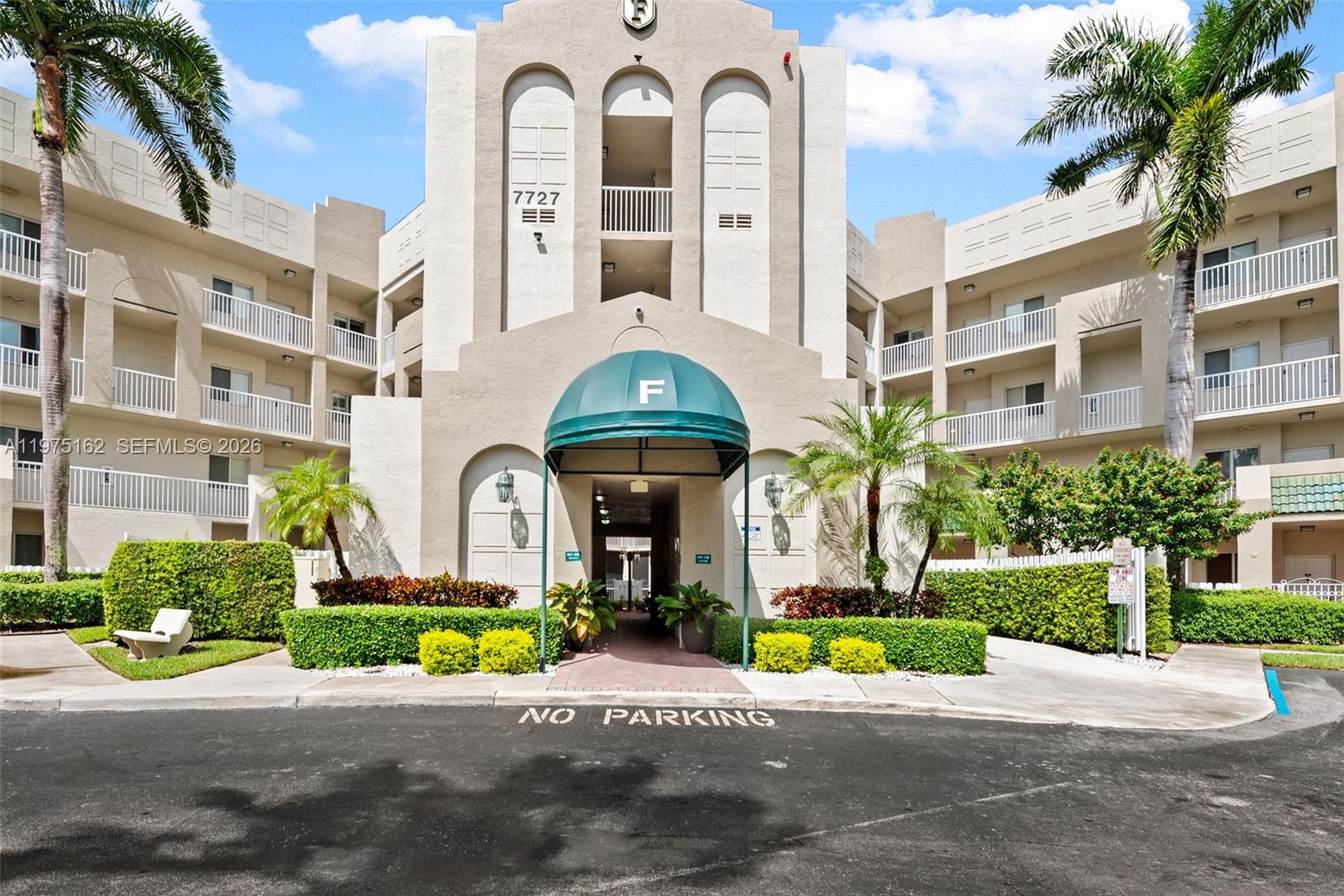 EVERYTHING YOU WANT WHEN YOU DECIDE YOU WANT TO MOVE TO ONE OF THE BEST 55+ COMMUNITY IN BROWARD COUNTY. FANTASTIC FLOOR PLAN.  NICE DEN AREA AT ENTRANCE, EAT-IN
KITCHEN, NEW KITCHEN APPLIANCES, TERRACE OVERLOOKS LARGE LAKE WITH GORGEOUS SUNSETS.
CLEAN GOOD CARPET, BUT CAN BE EASILY REPLACED.  OVER-SIZED MAIN BATHROOM WITH HIS AND HER SINKS, LARGE ROMAN TUB, SHOWER/TOILET/SINK SEPARATE AREA. HUGE WALK-IN CLOSET.
MAKE THIS YOUR OWN WITH SOME UPDATING IN YOUR STYLE. ENJOY THE WONDERFUL LIFE STYLE
OFFERED IN KINGS POINT.   FREE STANDING THEATER WITH LIVE SHOWS SATURDAY NIGHTS, FREE MOVIES, CLUBHOUSE WITH INDOOR POOL AND OUTDOOR POOL, STATE OF THE ART GYM WITH CLASSES HOURLY WITH TRAINED INSTRUCTORS, HOBBY ROOMS, BILLARD TABLES, PICKLEBALL AND TENNIS LIGHTED COURTS, LIBRARY, COURTESY BUSES.  SOCIAL ACTIVITIES DAILY AND OVER 60 CLUBS TO JOIN.  CLUB HOUSE DEED FULLY PAID CONVEYS TO BUYER AT CLOSING.  DON'T MISS OUT
ON THIS ONE - COULD BE YOUR NEXT HOME!
