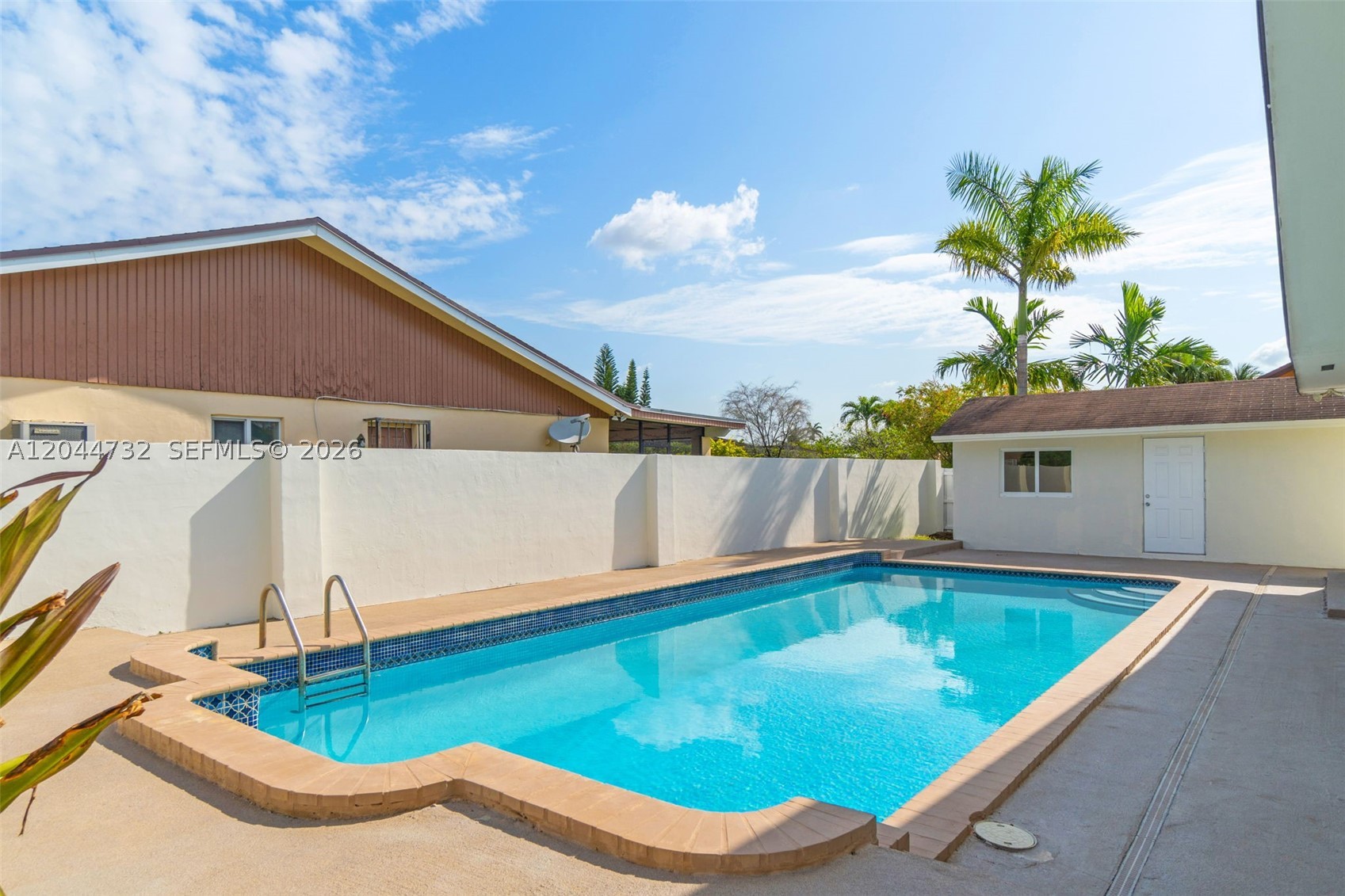 SUNSET GARDENS - Residential Lease
