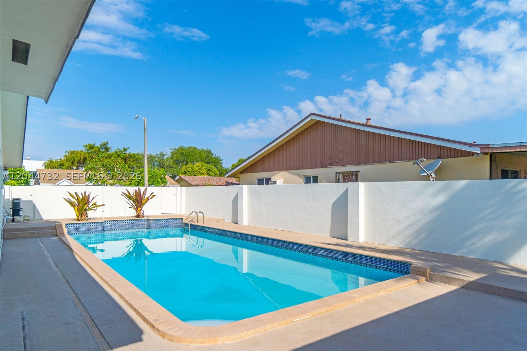 SUNSET GARDENS - Residential Lease