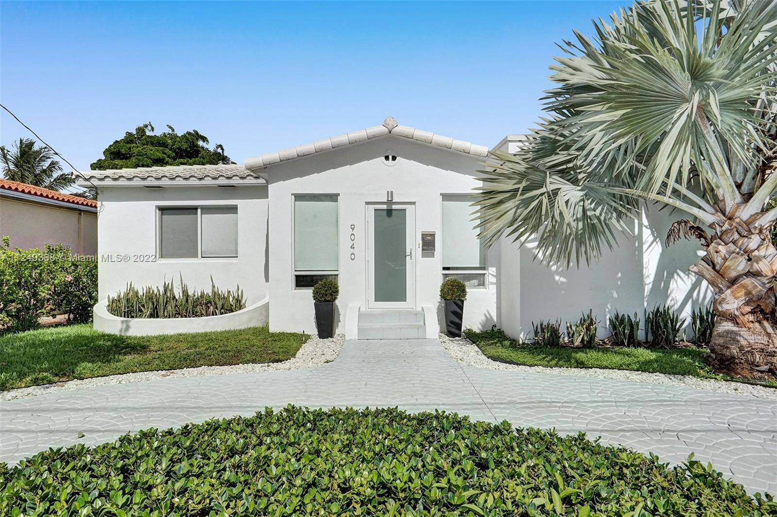 2009 SQ FT, 4 BEDROOMS, 2 FULL BATHROOMS, IMPACT WINDOWS, NEW ROOF, NEW AC, SOLID REAL WOOD FLOOR.
AVAILABLE AUGUST 19TH.