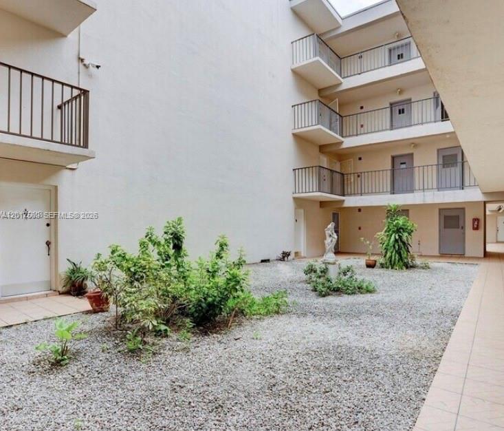 Excellent investment opportunity in the heart of Miami! Beautiful 4th-floor condo located in the desirable El Lago Condominium community. This unit offers a convenient layout with plenty of natural light and a prime location just minutes from Miami International Airport, major highways, shopping centers, restaurants, and entertainment. Enjoy peaceful lake views and easy access to everything Miami has to offer. Ideal for homeowners or investors. Great central location with strong rental potential. Don’t miss this opportunity!