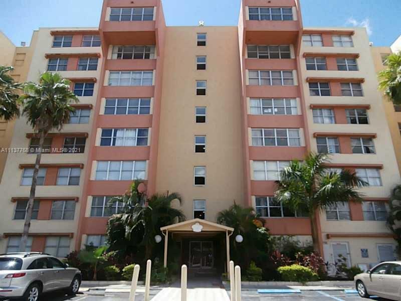 Miami Riches Real Estate presents remodeled 1bed/1bath at Dadeland Place. White tile floors throughout, new plumbing and electrical. Stainless steel appliances and granite countertops. Washer/Dryer inside unit. Open kitchen. New AC and water heater. Walking distance to Dadeland mall and restaurants. Right next to palmetto expressway and US1. Available now!