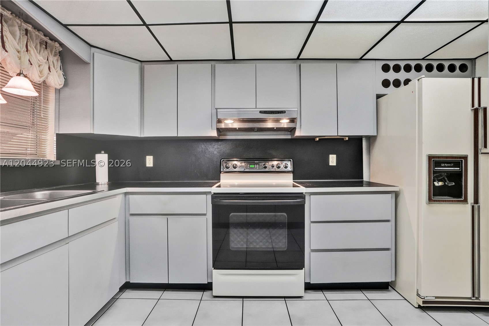 MODEL TWIN HOMES CONDO - Residential