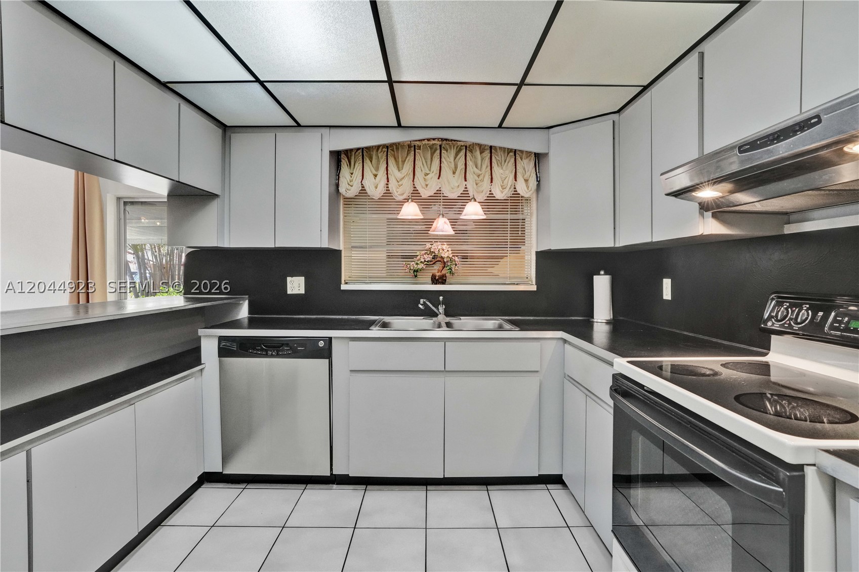 MODEL TWIN HOMES CONDO - Residential