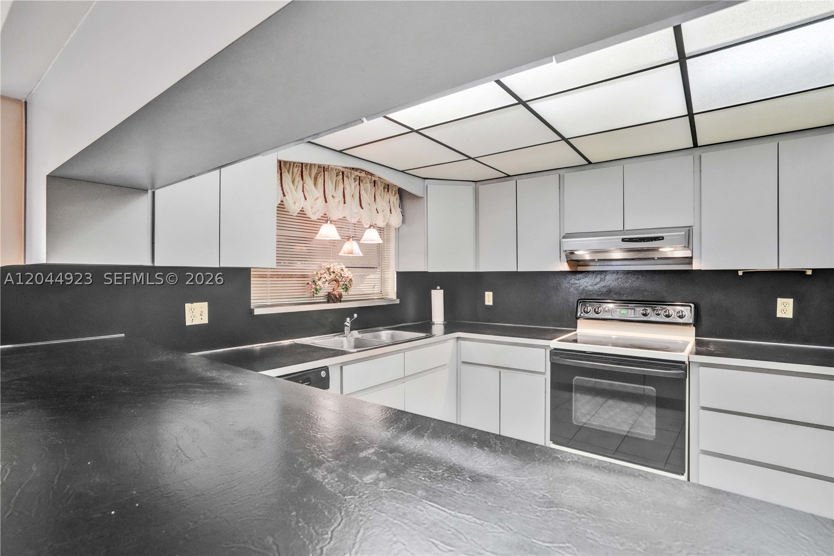 MODEL TWIN HOMES CONDO - Residential