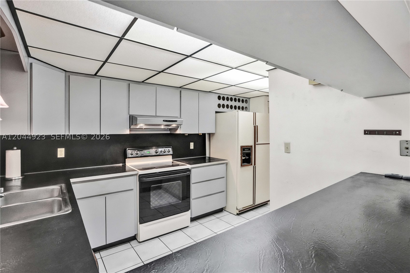 MODEL TWIN HOMES CONDO - Residential