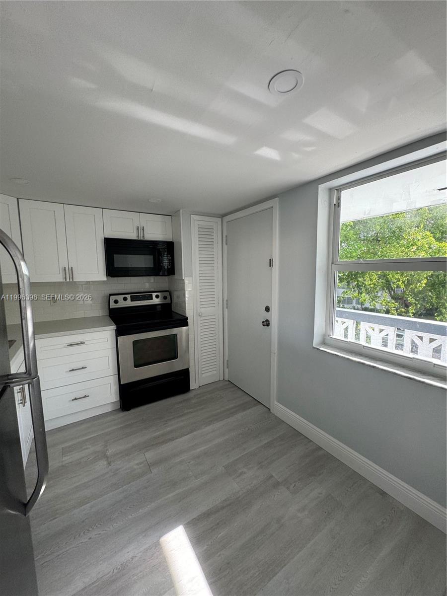 1/1 with a very nice view to the lake, open balcony. Quiet building one assigned parking !