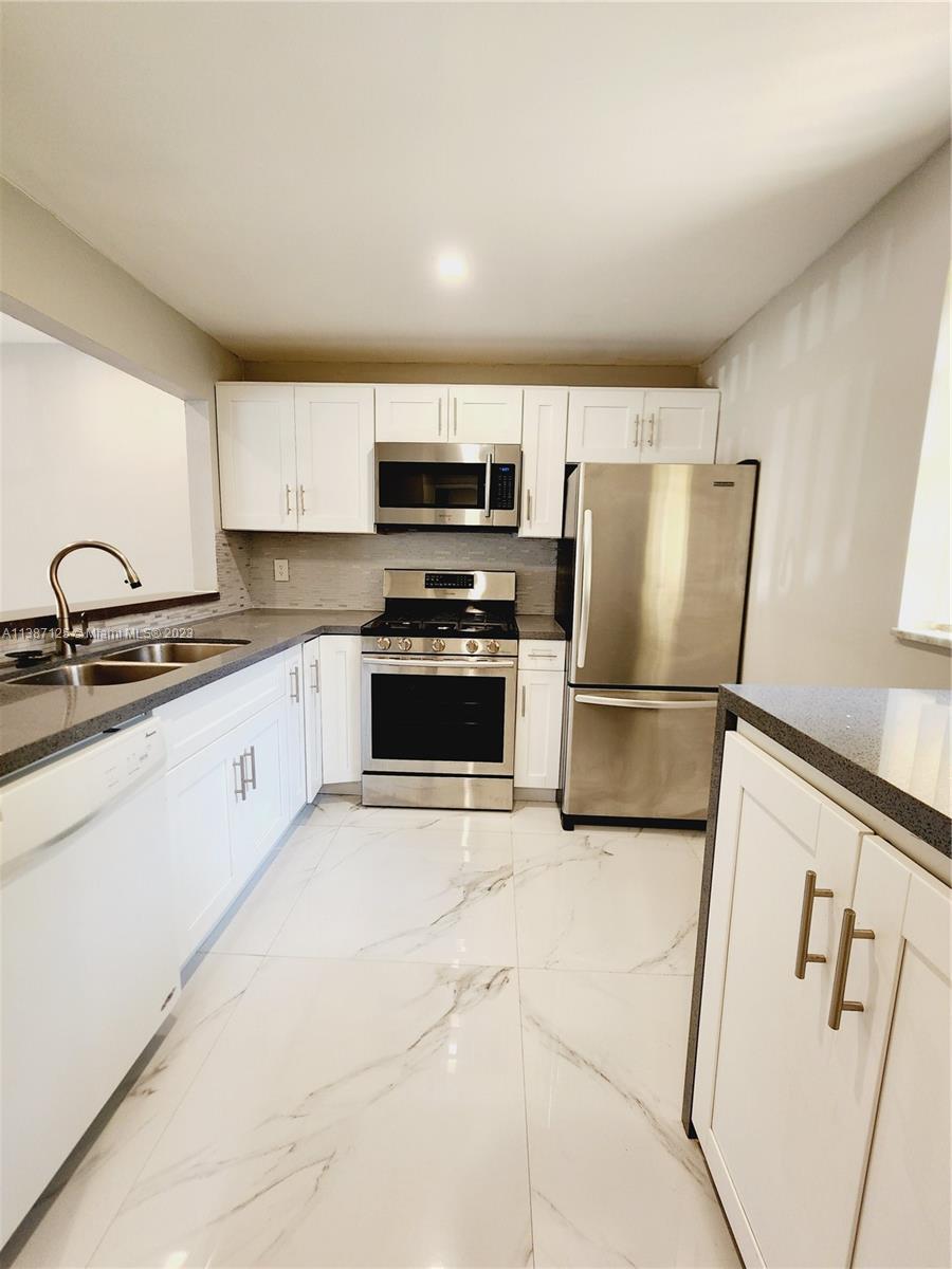Beautiful 2 Story loft completed remodeled, open concept filled with natural light, near major highways Pool, Clubhouse, Tennis Court, Gym, Security Patrol, Open Parking and plenty of Guest Parking. Non-refundable pet deposit $250. Must see! Easy to show, please use Showing Time.
