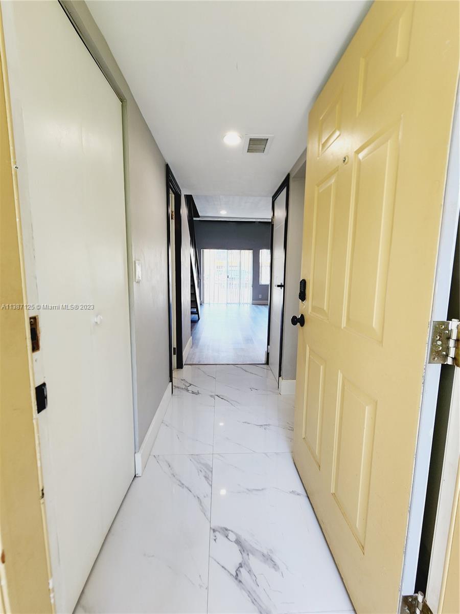 VENETIAN GARDENS AT COUNT - Residential Lease