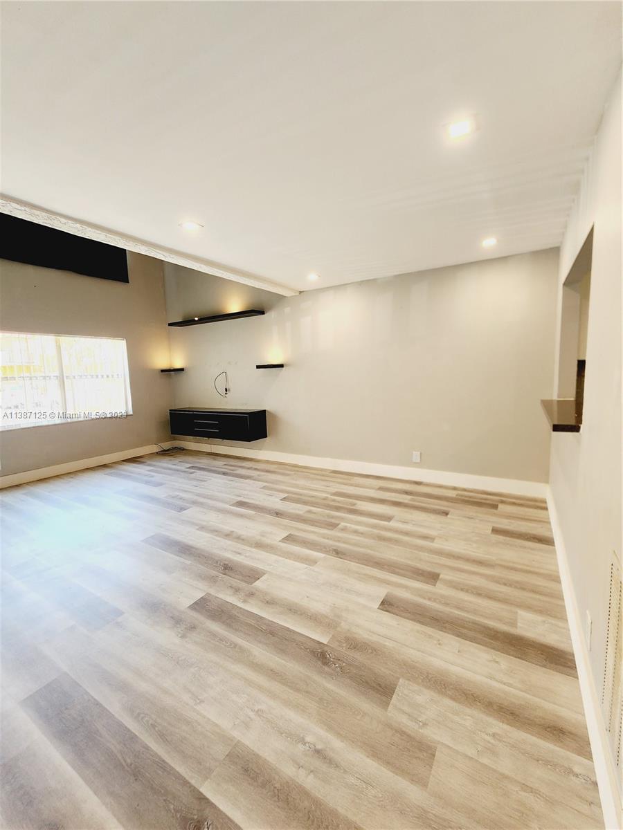 VENETIAN GARDENS AT COUNT - Residential Lease