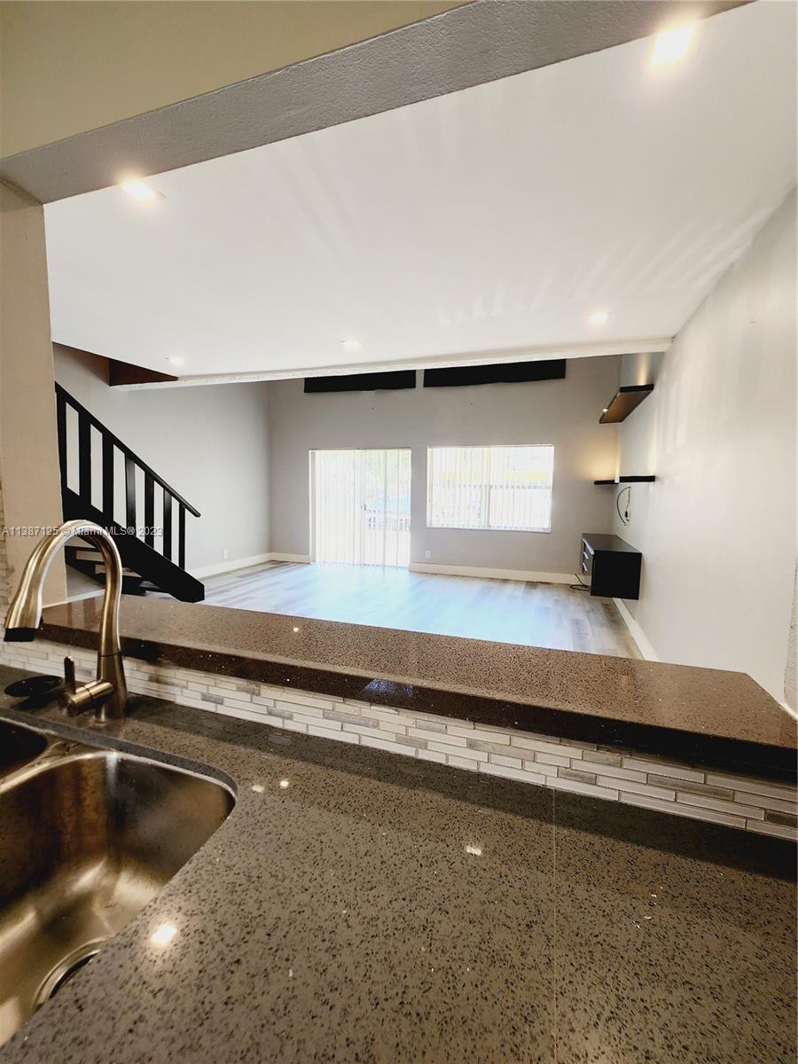 VENETIAN GARDENS AT COUNT - Residential Lease