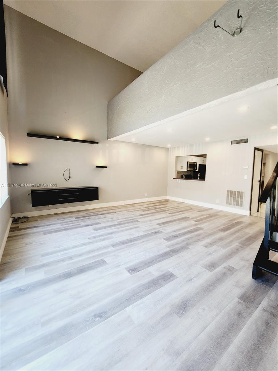VENETIAN GARDENS AT COUNT - Residential Lease