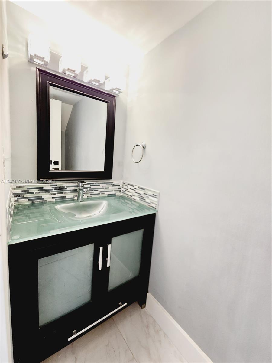 VENETIAN GARDENS AT COUNT - Residential Lease