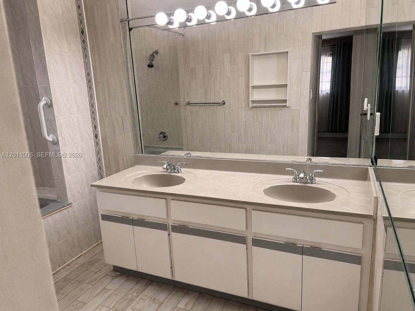 WESTWOOD LAKE 5TH ADDN - Residential