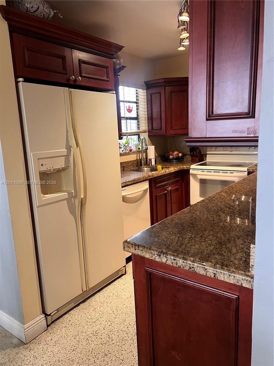 WESTWOOD LAKE 5TH ADDN - Residential