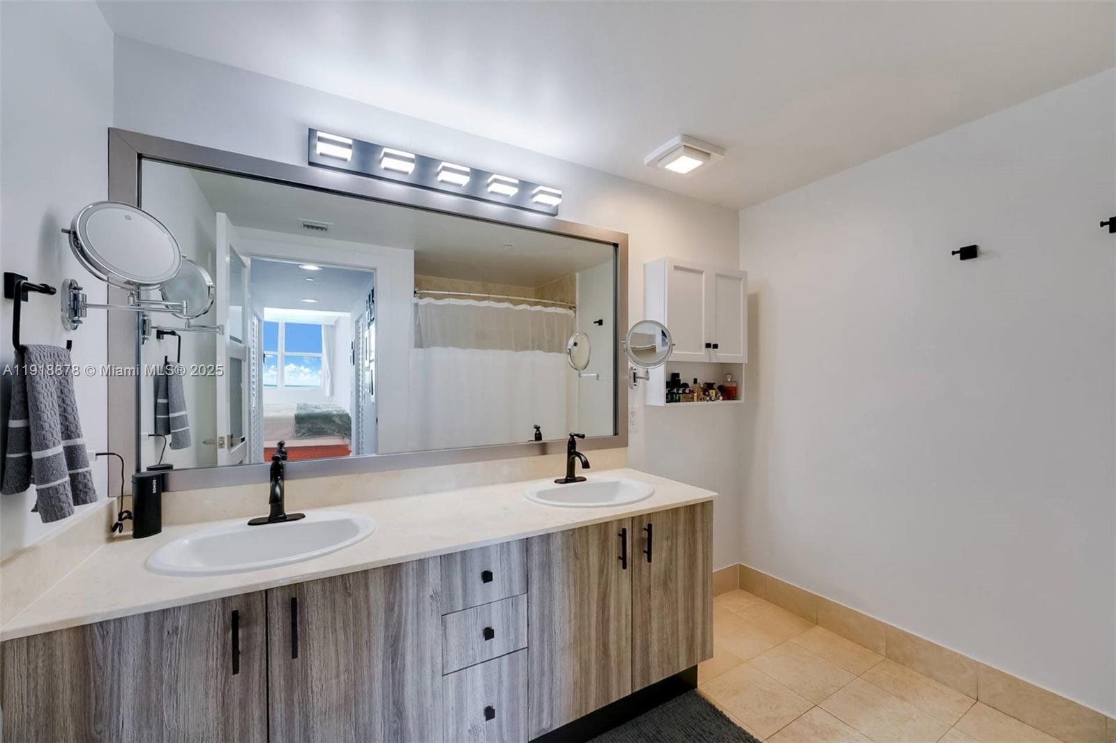 THE METROPOLITAN CONDO - Residential Lease