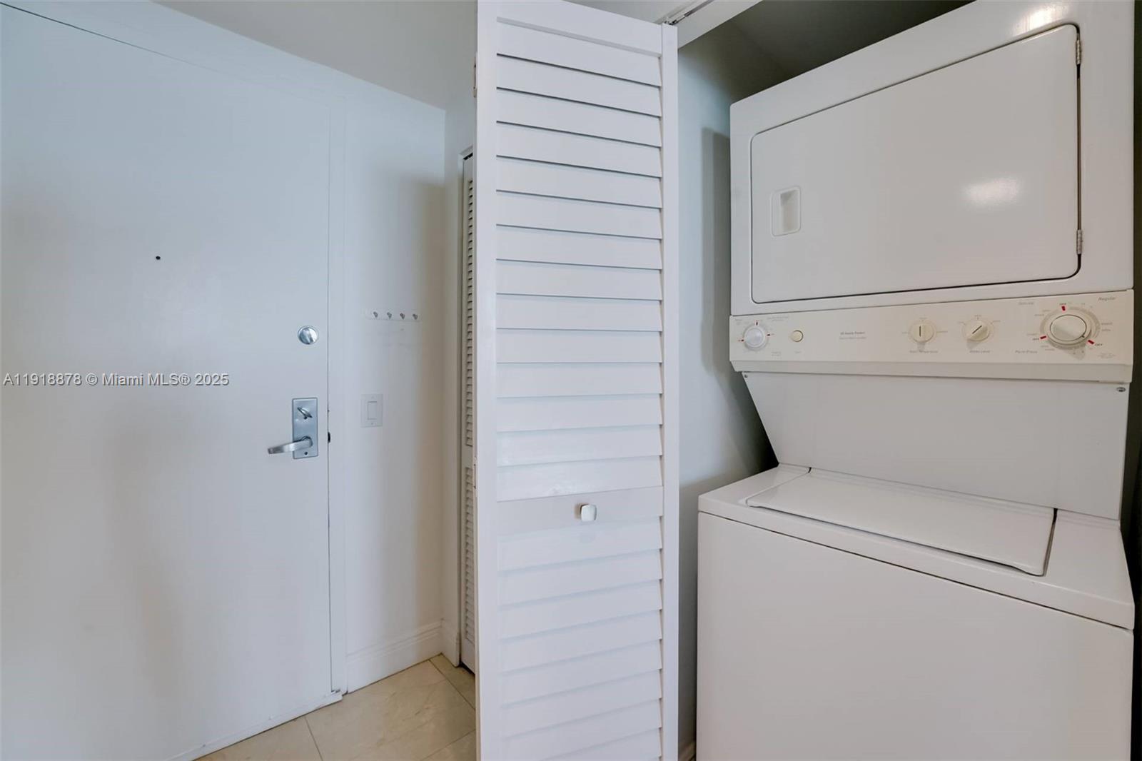 THE METROPOLITAN CONDO - Residential Lease