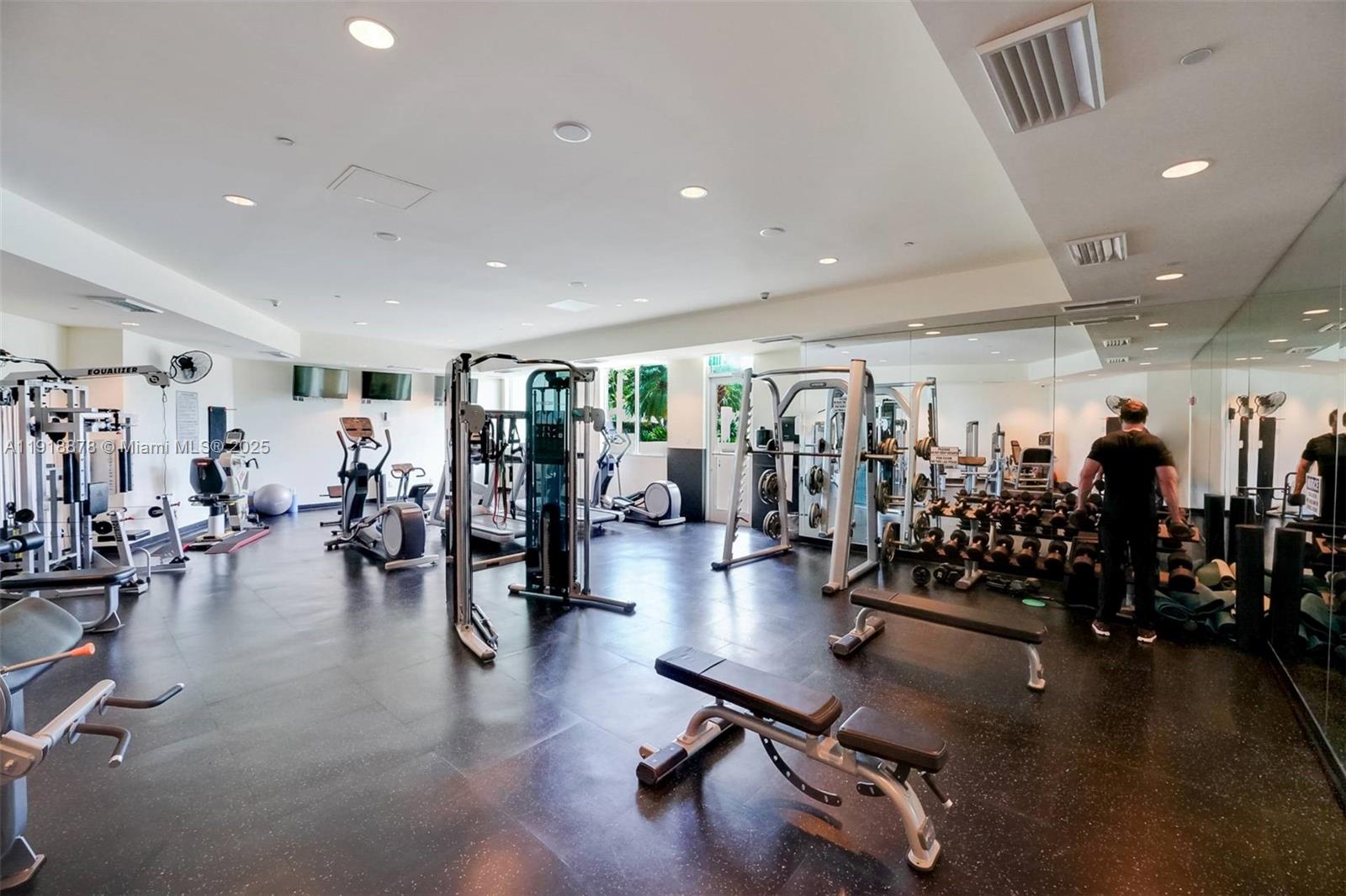 THE METROPOLITAN CONDO - Residential Lease