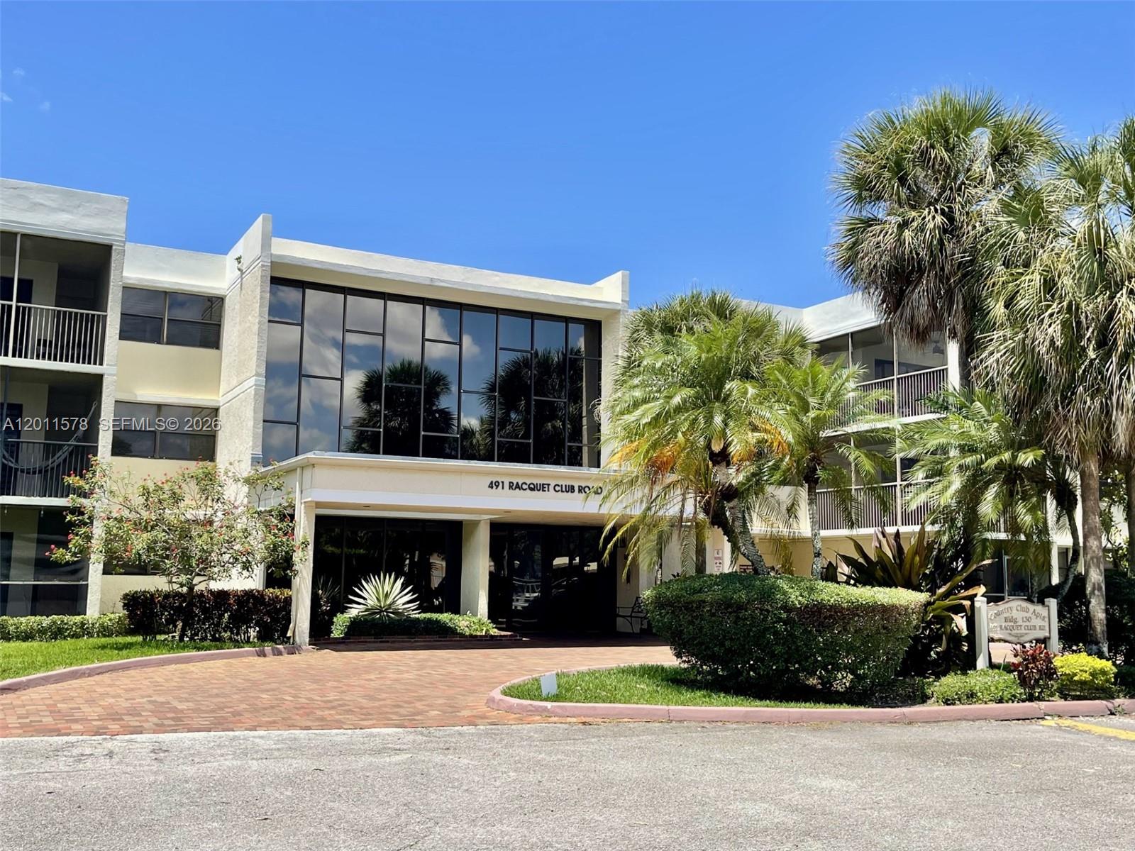 BRIGHT AND CLEAN 2 BEDROOMS / 2.5 BATHS UPDATED CONDO.   NO CARPET, CERAMIC TILES AND NEW LUMINATED FLOORS IN BEDROOMS.   KITCHEN HAS WOOD CABINATES AND GRANITE COUNTER TOPS.   MAIN BEDROOM HAS A WALK-IN CLOSET.   LARGE BALCONY AND BOTH BEDROOMS HAVE A BEAUTIFUL WATER VIEW.   FULL SIZE WASHER AND DRYER IN THE UNIT.   ELEVATOR IN THE BUILDING.   SECURED MAIN ENTERENCE DOOR.   STORAGE SPACE. INCLUDES ACCESS TO THE BONAVENTURE TOWN CENTER CLUB.   CLOSE TO SHOPPING AND HIGHWAYS.   GOOD SCHOOLS.   RESIDENTS HAVE ACCESS TO THE BONAVENTURE TOWN CENTER CLUB WITH MANY AMENITIES.