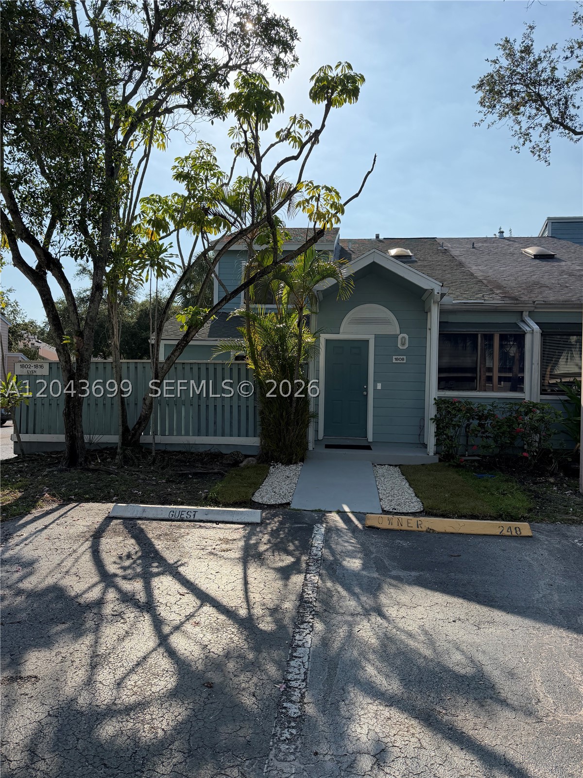 Beautifully renovated and well-maintained townhouse located in the desirable Players Place community in North Lauderdale. This spacious 3-bedroom, 2-bathroom home offers a functional layout with abundant natural light and comfortable living spaces throughout.
The primary bedroom is conveniently located on the first floor, featuring a private bathroom for added comfort and privacy. Upstairs, you’ll find two additional bedrooms and a full bathroom, perfect for family or guests.
This move-in-ready home features modern updates, a private patio ideal for relaxing or entertaining, in-unit washer and dryer, and a well-equipped kitchen with plenty of storage.
Community amenities including a pool, tennis courts, clubhouse, and playground. Conveniently located near shopping centers, restaurants, and major highways, with easy access to Walmart, Publix, Ross, and more.
An excellent opportunity for both homeowners and investors in a growing and convenient Broward location.