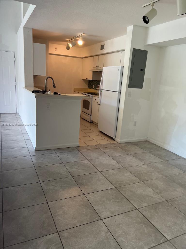VISTA TRACE 4 CONDO - Residential Lease
