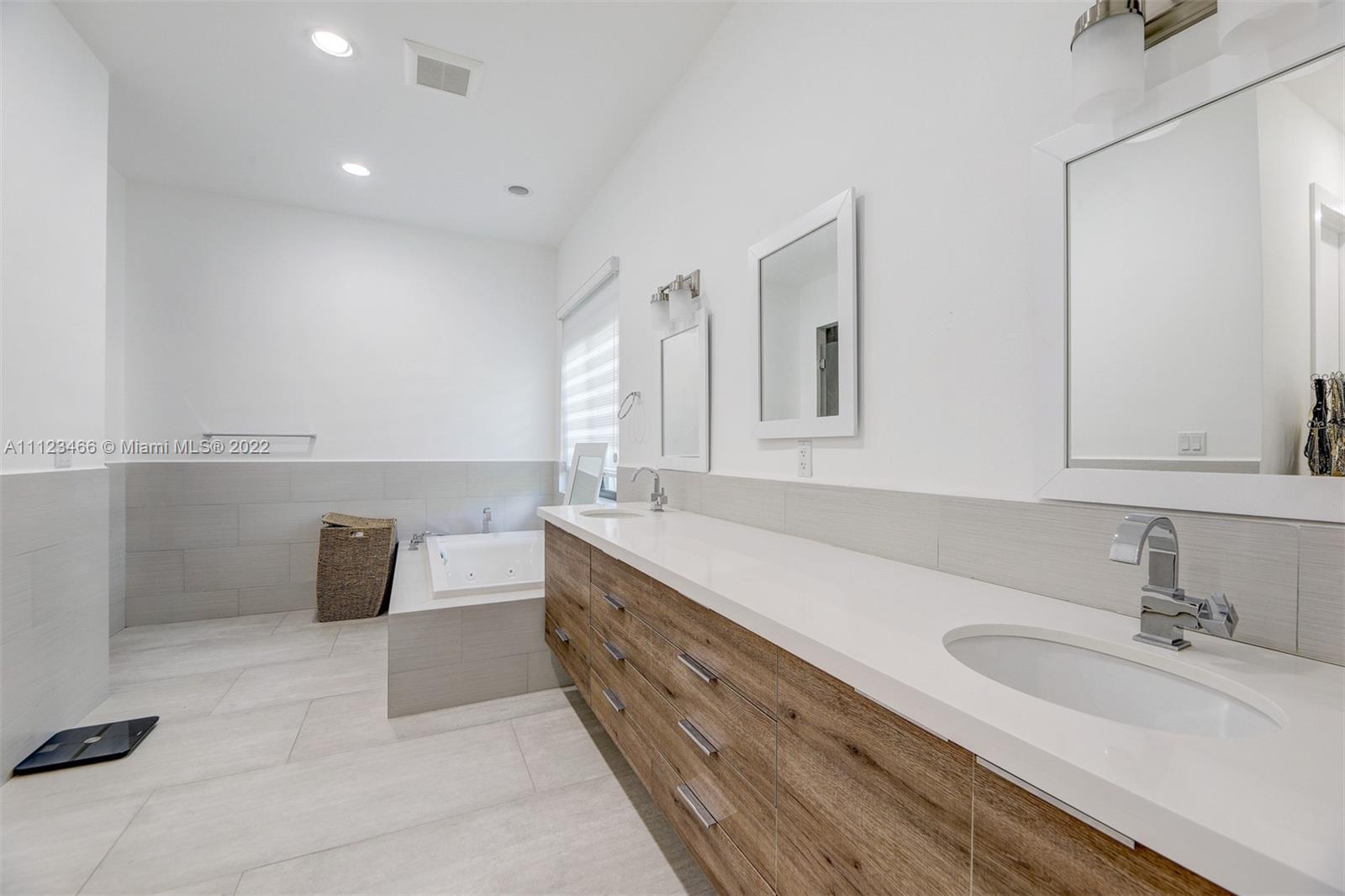 OAK RIDGE FALLS THIRD ADD - Residential