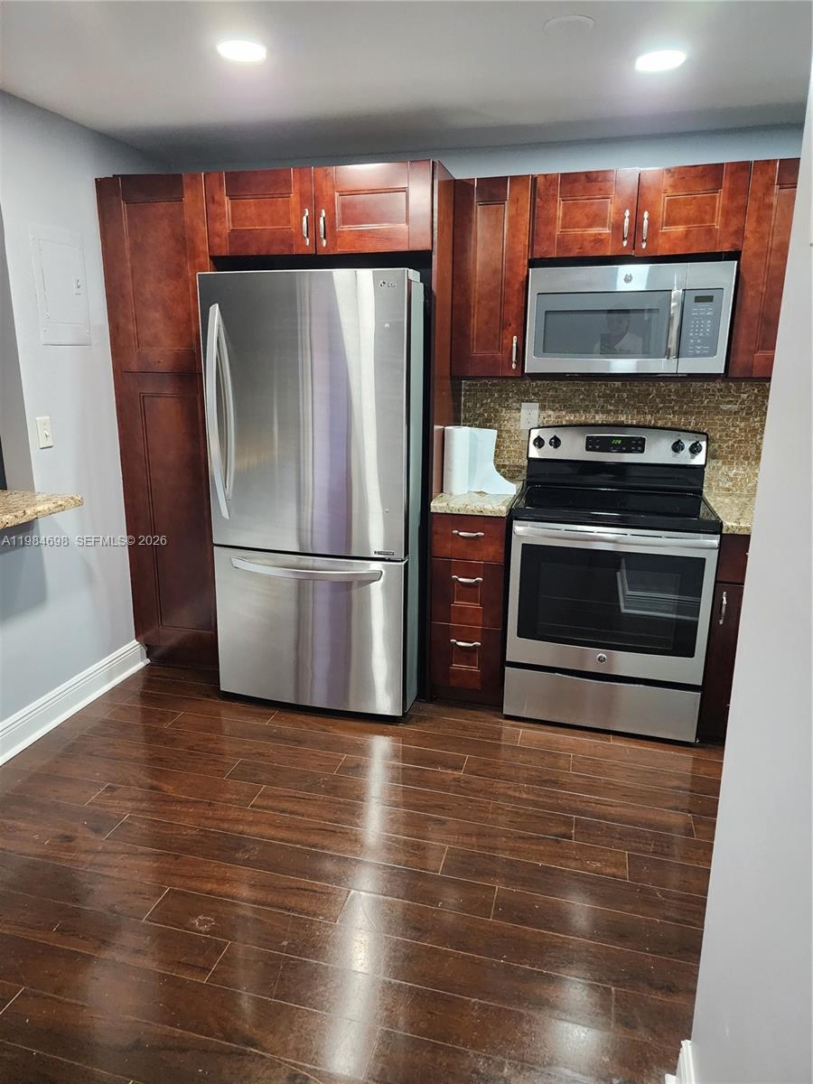 HOLLYBROOK GOLF AND - Residential