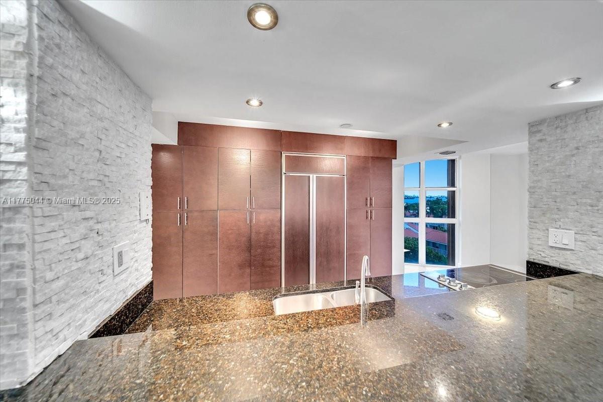 TOWERS OF QUAYSIDE CONDO - Residential Lease
