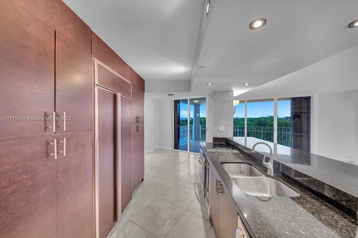 TOWERS OF QUAYSIDE CONDO - Residential Lease