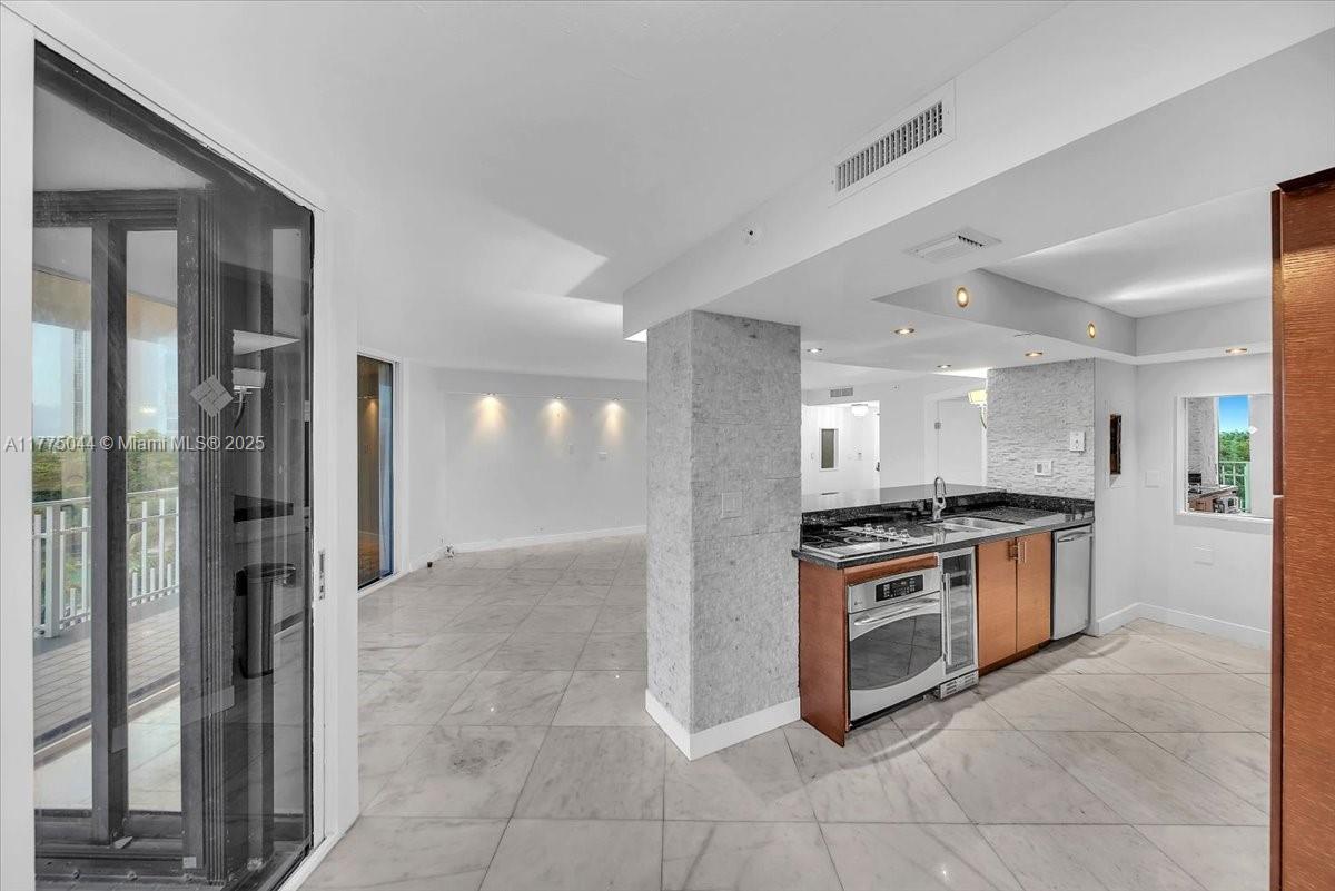 TOWERS OF QUAYSIDE CONDO - Residential Lease