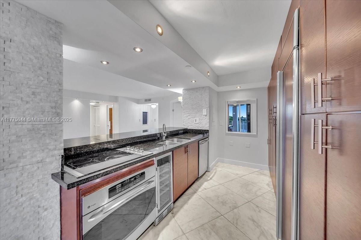 TOWERS OF QUAYSIDE CONDO - Residential Lease