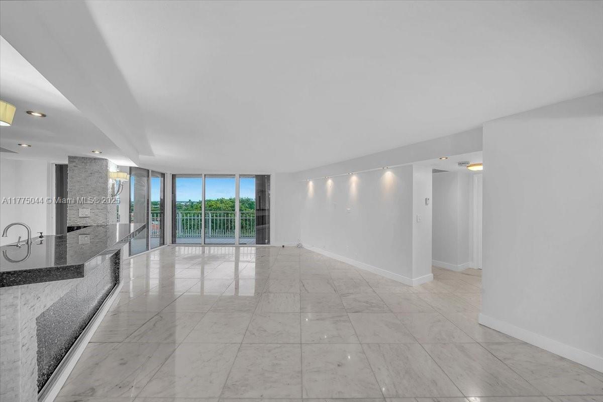 TOWERS OF QUAYSIDE CONDO - Residential Lease